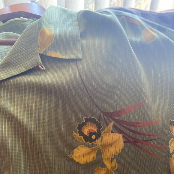 Tommy Bahama Hawaiian shirt. - Picture 2 of 3